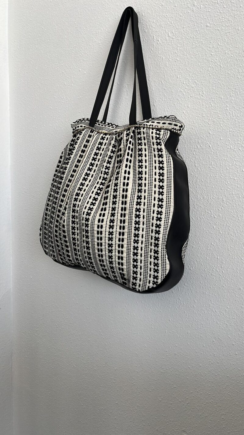 Bolso con bordado con adornos en cuero