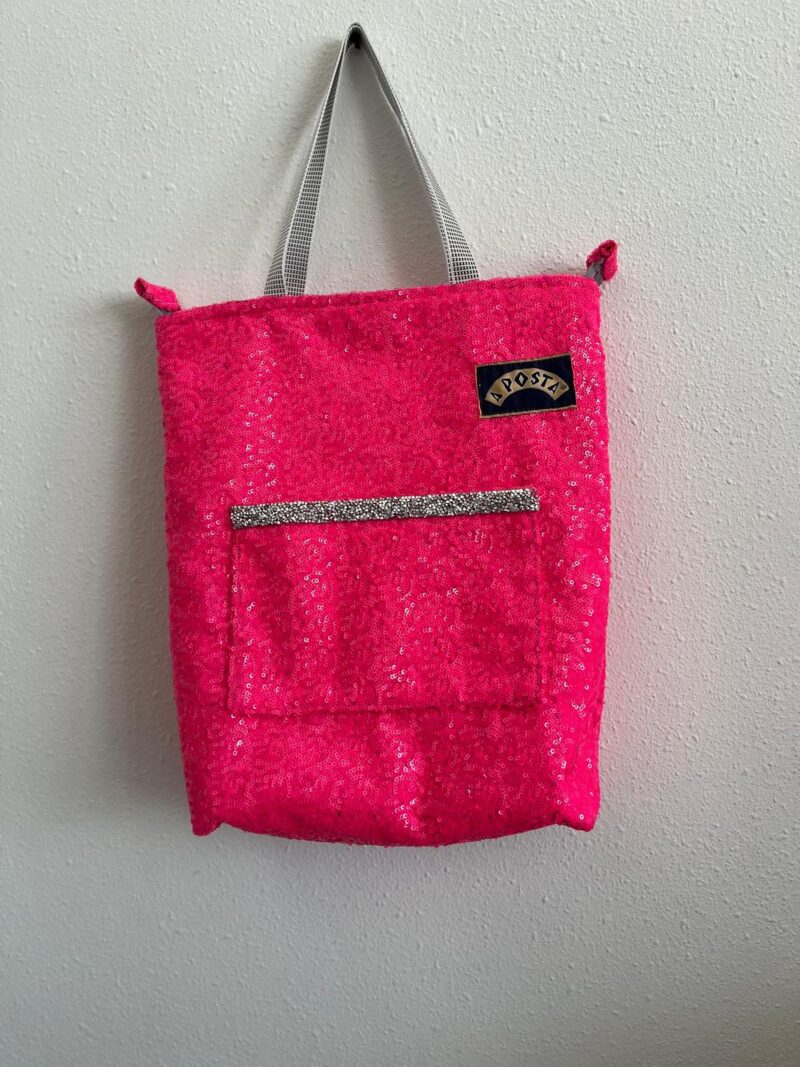Bolso forrado con bolsillos interiores y exterior con diseño con  lentejuelas