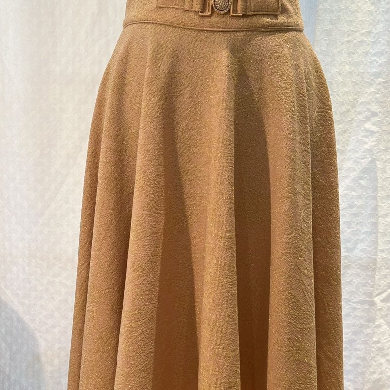 Falda de capa y alta cintura